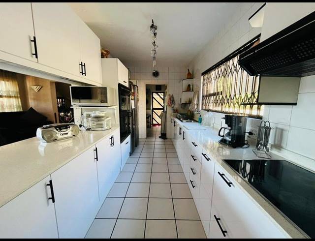 4 BEDROOM HOUSE FOR SALE IN BASSONIA